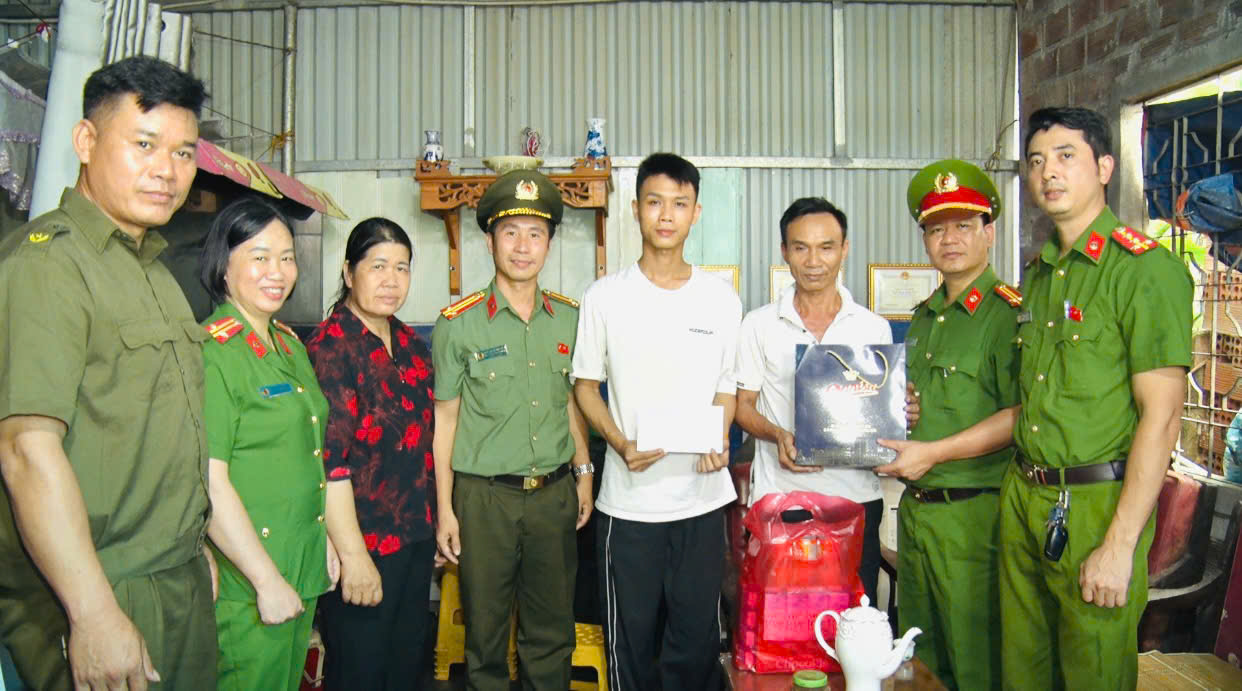 Công an phường Thủy Nguyên thăm hỏi, tặng quà 05 gia đình lực lượng An ninh cơ sở có hoàn cảnh khó khăn